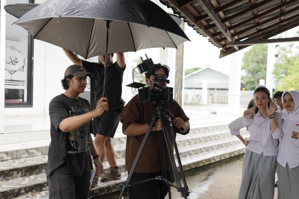 Proses produksi film juga sempat terkendala cuaca. Foto Dok Istimewa