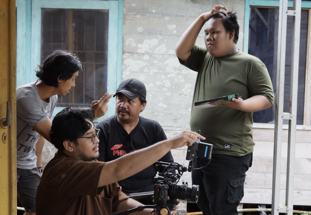 Sutradara Muhammad Randy saat menjalani proses syuting film “Dibalik Tajau” yang mengangkat kisah perjuangan pelestarian budaya Banjar. Foto Dok Istimewa