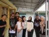 Film “Dibalik Tajau” Raih Juara II Lomba Film Kebudayaan Banjar 2026 Sutradara Muhammad Randy bersama tim produksi film “Dibalik Tajau” yang mengangkat kisah pelestarian budaya tajau di Kampung Kuin, Banjarmasin. Foto Dok istimewa