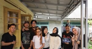 Film “Dibalik Tajau” Raih Juara II Lomba Film Kebudayaan Banjar 2026 Sutradara Muhammad Randy bersama tim produksi film “Dibalik Tajau” yang mengangkat kisah pelestarian budaya tajau di Kampung Kuin, Banjarmasin. Foto Dok istimewa