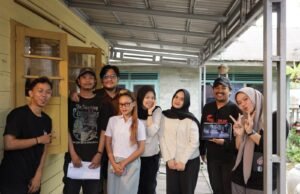 Film “Dibalik Tajau” Raih Juara II Lomba Film Kebudayaan Banjar 2026 Sutradara Muhammad Randy bersama tim produksi film “Dibalik Tajau” yang mengangkat kisah pelestarian budaya tajau di Kampung Kuin, Banjarmasin. Foto Dok istimewa
