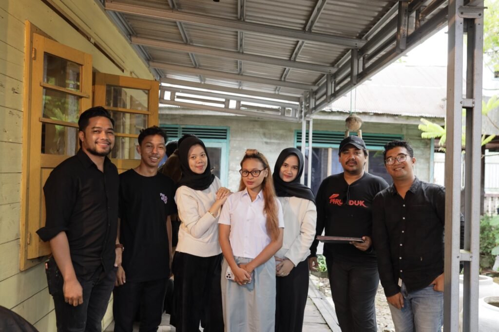 Sutradara Muhammad Randy bersama Eksekutif Produser Suriansyah, Produser Antonio Sujarwo, kru, dan talenta film “Dibalik Tajau” dalam proses produksi film yang mengangkat kisah budaya Banjar. Foto Dok Istimewa