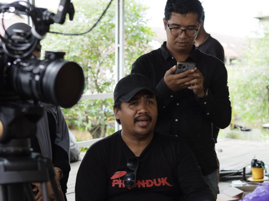 Sutradara Muhammad Randy bersama Produser Antonio Sujarwo dalam proses produksi film “Dibalik Tajau” yang mengangkat kisah budaya Banjar. Foto Dok Istimewa
