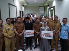 Sekda Banjarmasin Serahkan Santunan Kematian Kemensos Rp60 Juta kepada Ahli Waris Korban Kebakaran Sekda Banjarmasin Serahkan Santunan Kematian Kemensos kepada Ahli Waris Korban Kebakaran. Foto Dok Istimewa