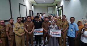 Sekda Banjarmasin Serahkan Santunan Kematian Kemensos Rp60 Juta kepada Ahli Waris Korban Kebakaran Sekda Banjarmasin Serahkan Santunan Kematian Kemensos kepada Ahli Waris Korban Kebakaran. Foto Dok Istimewa