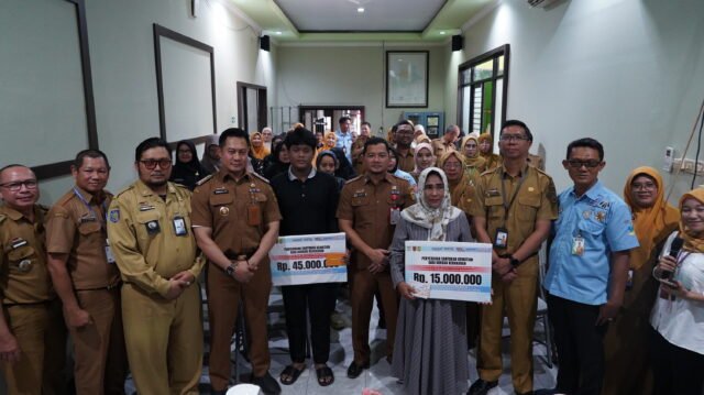 Sekda Banjarmasin Serahkan Santunan Kematian Kemensos kepada Ahli Waris Korban Kebakaran. Foto Dok Istimewa Sekda Banjarmasin Serahkan Santunan Kematian Kemensos kepada Ahli Waris Korban Kebakaran. Foto Dok Istimewa