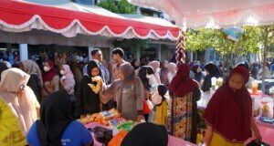 Warga Rusunawa Ganda Maghfirah Serbu Pasar Murah, 1.000 Paket Sembako Ludes Diserbu Warga Pasar Murah Disperdagin Diserbu Warga, 1.000 Paket Sembako Ludes di Rusunawa Ganda Maghfirah. Foto Dok istimewa