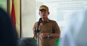 Buka MPLS SMK Farmasi Mandiri, Wali Kota Yamin: Jangan Gentar, Raih Prestasi Setinggi-tingginya Wali Kota Banjarmasin H. M. Yamin HR memberikan motivasi kepada peserta didik baru saat membuka MPLS di SMK Farmasi Mandiri Banjarmasin. Foto Dok istimewa