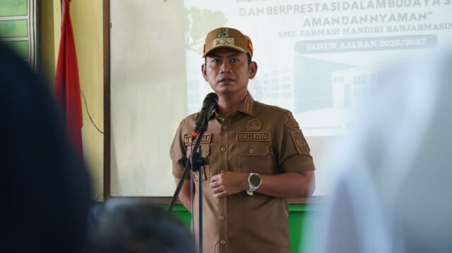 Wali Kota Banjarmasin H. M. Yamin HR memberikan motivasi kepada peserta didik baru saat membuka MPLS di SMK Farmasi Mandiri Banjarmasin. Foto Dok istimewa
