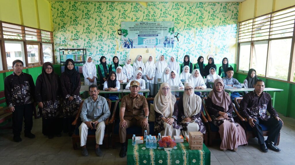 Wali Kota Banjarmasin H. M. Yamin HR memberikan motivasi kepada peserta didik baru saat membuka Masa Pengenalan Lingkungan Sekolah (MPLS) Tahun Ajaran 2026/2027 di SMK Farmasi Mandiri, Selasa (14/7/2026). Dok istimewa