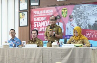 Diskopumker Banjarmasin Gelar Public Hearing, Perkuat Standar Pelayanan Publik dan Serap Aspirasi Masyarakat Wali Kota Banjarmasin melalui Asisten II M. Taufik Rivani membuka Public Hearing Standar Pelayanan Diskopumker di Banjarmasin Creative Hub. Foto Dok Istimewa. Foto Dok Istimewa