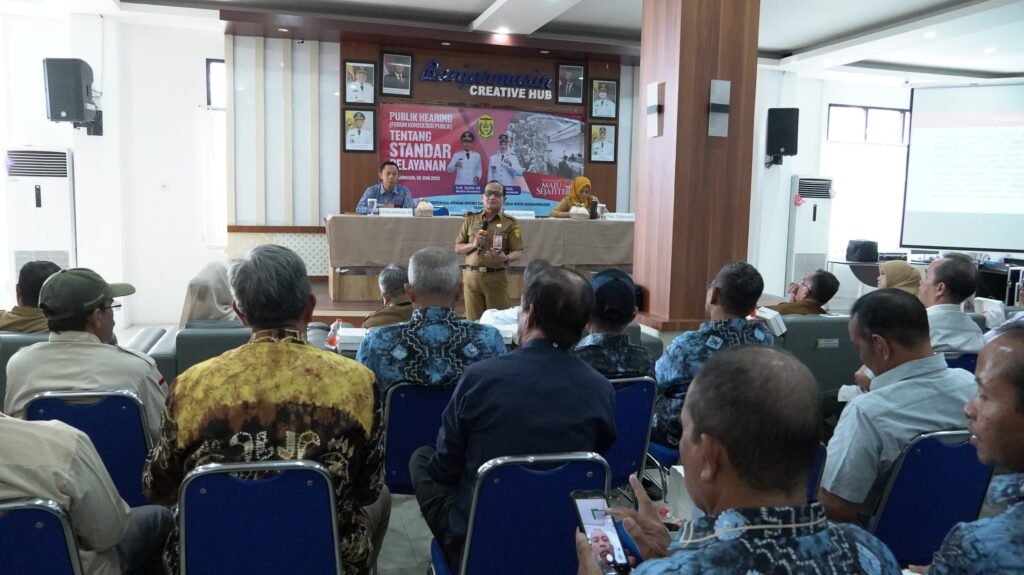 Wali Kota Banjarmasin melalui Asisten II M. Taufik Rivani membuka Public Hearing Standar Pelayanan Diskopumker di Banjarmasin Creative Hub. Foto Dok Istimewa