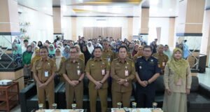Pemkot Banjarmasin Bekali 100 Pelaku IKM Soal Izin Edar untuk Tingkatkan Daya Saing Produk Sekretaris Daerah Kota Banjarmasin, Ichrom Muftezar, membuka Sosialisasi Izin Edar Produk Industri Kecil dan Menengah (IKM) yang diikuti 100 pelaku usaha di Aula Rumah Kemasan Banjarmasin, Selasa (14/7/2026). Foto Dok istimewa