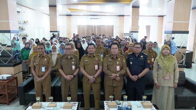 Sekretaris Daerah Kota Banjarmasin, Ichrom Muftezar, membuka Sosialisasi Izin Edar Produk Industri Kecil dan Menengah (IKM) yang diikuti 100 pelaku usaha di Aula Rumah Kemasan Banjarmasin, Selasa (14/7/2026). Foto Dok istimewa Sekretaris Daerah Kota Banjarmasin, Ichrom Muftezar, membuka Sosialisasi Izin Edar Produk Industri Kecil dan Menengah (IKM) yang diikuti 100 pelaku usaha di Aula Rumah Kemasan Banjarmasin, Selasa (14/7/2026). Foto Dok istimewa
