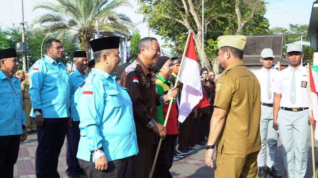 Sekda Kota Banjarmasin Ichrom Muftezar menyerahkan Bendera Merah Putih secara simbolis dalam pencanangan Gerakan Pembagian Bendera Merah Putih, Senin (27/7/2026). Foto Dok istimewa