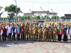 Pemkot Banjarmasin Canangkan Gerakan Pembagian Bendera Merah Putih Sambut HUT ke-81 RI Sekda Kota Banjarmasin Ichrom Muftezar menyerahkan Bendera Merah Putih secara simbolis dalam pencanangan Gerakan Pembagian Bendera Merah Putih, Senin (27/7/2026). Foto Dok istimewa