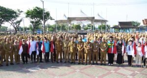 Pemkot Banjarmasin Canangkan Gerakan Pembagian Bendera Merah Putih Sambut HUT ke-81 RI Sekda Kota Banjarmasin Ichrom Muftezar menyerahkan Bendera Merah Putih secara simbolis dalam pencanangan Gerakan Pembagian Bendera Merah Putih, Senin (27/7/2026). Foto Dok istimewa