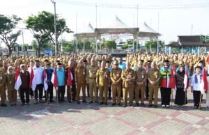 Pemkot Banjarmasin Canangkan Gerakan Pembagian Bendera Merah Putih Sambut HUT ke-81 RI Sekda Kota Banjarmasin Ichrom Muftezar menyerahkan Bendera Merah Putih secara simbolis dalam pencanangan Gerakan Pembagian Bendera Merah Putih, Senin (27/7/2026). Foto Dok istimewa