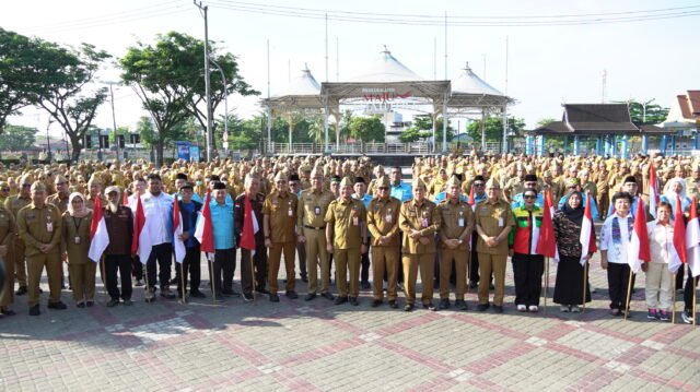 Sekda Kota Banjarmasin Ichrom Muftezar menyerahkan Bendera Merah Putih secara simbolis dalam pencanangan Gerakan Pembagian Bendera Merah Putih, Senin (27/7/2026). Foto Dok istimewa