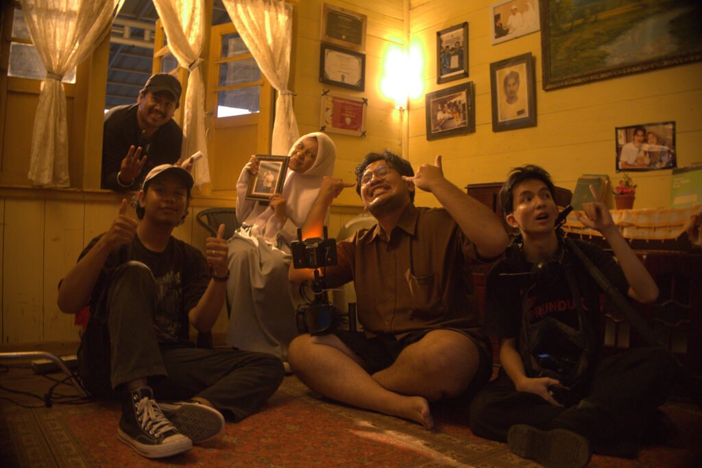 Sutradara Muhammad Randy bersama kru dan talenta film “Dibalik Tajau” dalam proses produksi film yang mengangkat kisah budaya Banjar. Foto Dok Istimewa