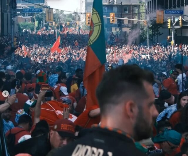 Lautan Suporter Cristiano Ronaldo Bikin Toronto Lumpuh, Ribuan Fans Padati Jalan Demi Sang GOAT di Piala Dunia 2026 Lautan Suporter Cristiano Ronaldo Bikin Toronto Lumpuh, Ribuan Fans Padati Jalan Demi Sang GOAT di Piala Dunia 2026
