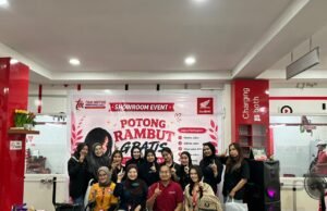 Potong Rambut Gratis Jadi Daya Tarik Showroom Event Honda Trio Motor Sampit Pengunjung memanfaatkan layanan potong rambut gratis saat Showroom Event yang digelar Honda Trio Motor Sampit sebagai bagian dari kampanye Sinergi Bagi Negeri. Foto Dok istimewa