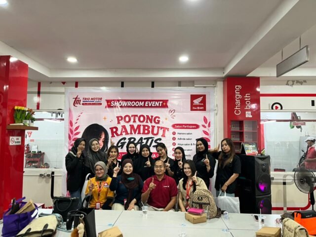 Pengunjung memanfaatkan layanan potong rambut gratis saat Showroom Event yang digelar Honda Trio Motor Sampit sebagai bagian dari kampanye Sinergi Bagi Negeri. Foto Dok istimewa