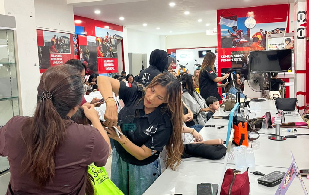 Layanan potong rambut gratis bagi pengunjung dalam Showroom Event Honda Trio Motor Sampit. Foto Dok istimewa