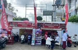 Honda Anugerah Motor Barabai Perkuat Layanan Purna Jual Lewat Stand Servis Mekanik AHASS melayani pelanggan di Stand Servis Honda yang digelar Dealer Honda Anugerah Motor Barabai. Foto Dok Istimewa