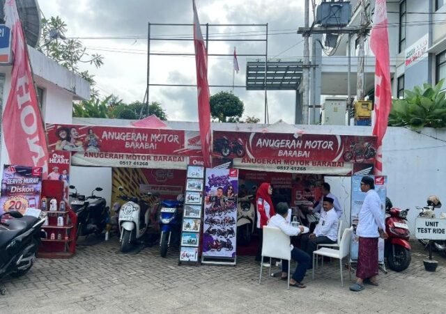 Mekanik AHASS melayani pelanggan di Stand Servis Honda yang digelar Dealer Honda Anugerah Motor Barabai. Foto Dok Istimewa
