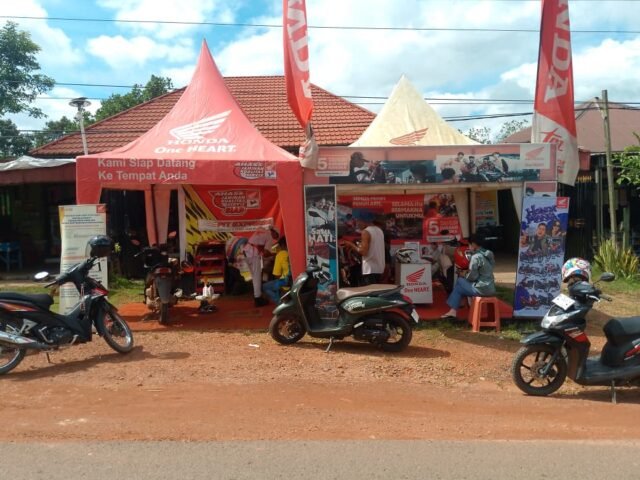 Mekanik AHASS memberikan layanan Honda Servis Kunjung kepada pelanggan di Kecamatan Cempaga Hulu, Kotawaringin Timur. Foto Dok istimewa Mekanik AHASS memberikan layanan Honda Servis Kunjung kepada pelanggan di Kecamatan Cempaga Hulu, Kotawaringin Timur. Foto Dok istimewa