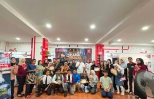 Honda Trio Motor Sampit Ajak Pelajar Peduli Lingkungan Lewat Lomba Drama Musikal Peserta menampilkan drama musikal bertema "Suara Alam yang Mulai Hilang" pada kompetisi yang diselenggarakan Honda Trio Motor Sampit sebagai upaya mengedukasi generasi muda tentang pentingnya menjaga kelestarian lingkungan. Foto Dok istimewa