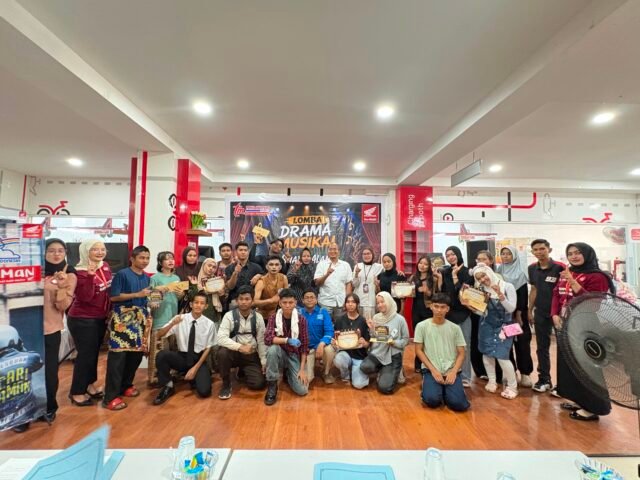 Peserta menampilkan drama musikal bertema "Suara Alam yang Mulai Hilang" pada kompetisi yang diselenggarakan Honda Trio Motor Sampit sebagai upaya mengedukasi generasi muda tentang pentingnya menjaga kelestarian lingkungan. Foto Dok istimewa