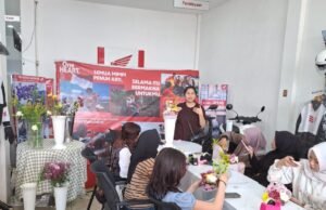 Honda Trio Motor Martapura Gelar Flower Workshop, Ajak Masyarakat Asah Kreativitas Merangkai Bunga Peserta mengikuti Flower Workshop yang digelar Honda Trio Motor Martapura bersama florist profesional. Foto Dok istimewa