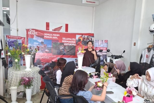 Peserta mengikuti Flower Workshop yang digelar Honda Trio Motor Martapura bersama florist profesional. Foto Dok istimewa