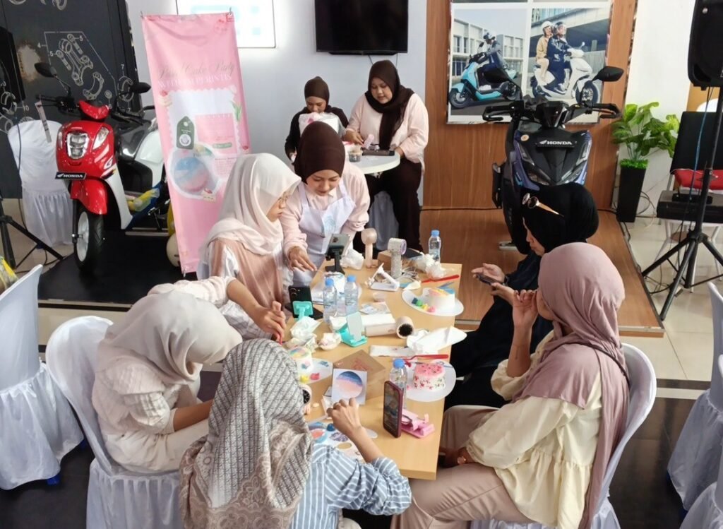 Peserta mengikuti workshop menghias bento cake pada acara Pastel Cake Party yang digelar Honda Trio Motor Perintis di Banjarmasin. Foto Dok istimewa