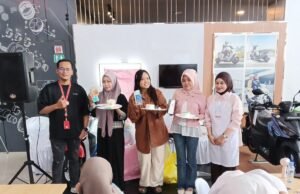 Belajar Menghias Bento Cake, Honda Trio Motor Perintis Ajak Masyarakat Berkreasi Peserta antusias menghias bento cake dalam kegiatan Pastel Cake Party yang diselenggarakan Honda Trio Motor Perintis bersama Shash Bake sebagai bagian dari kampanye Sinergi Bagi Negeri. Foto Dok istimewa