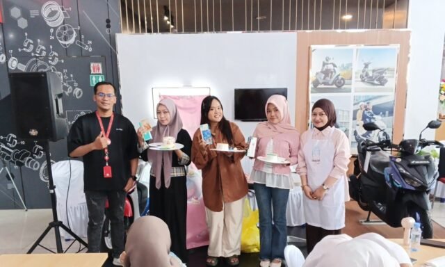 Peserta antusias menghias bento cake dalam kegiatan Pastel Cake Party yang diselenggarakan Honda Trio Motor Perintis bersama Shash Bake sebagai bagian dari kampanye Sinergi Bagi Negeri. Foto Dok istimewa Peserta antusias menghias bento cake dalam kegiatan Pastel Cake Party yang diselenggarakan Honda Trio Motor Perintis bersama Shash Bake sebagai bagian dari kampanye Sinergi Bagi Negeri. Foto Dok istimewa