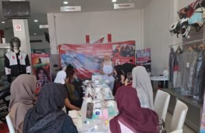 Honda Trio Motor Martapura Gelar Cake Painting Workshop, Ajak Masyarakat Berkreasi Lewat Seni Menghias Kue Peserta mengikuti Cake Painting Workshop yang diselenggarakan Honda Trio Motor Martapura bersama Shash Bake. Foto Dok Istimewa