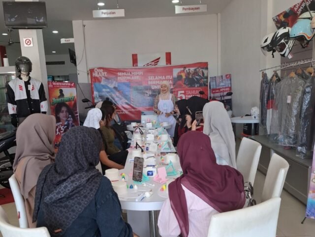 Peserta mengikuti Cake Painting Workshop yang diselenggarakan Honda Trio Motor Martapura bersama Shash Bake. Foto Dok Istimewa Peserta mengikuti Cake Painting Workshop yang diselenggarakan Honda Trio Motor Martapura bersama Shash Bake. Foto Dok Istimewa