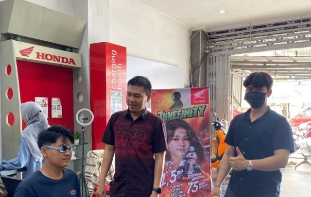 Pelanggan mengikuti layanan cek mata gratis pada Showroom Event di Dealer Honda Delima Motor S. Parman. Foto Dok Istimewa