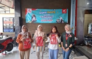 Honda Pererat Hubungan dengan Konsumen Lewat Gathering Showroom Event di Trio Motor Tanjung Honda Trio Motor Tanjung menggelar Gathering Showroom Event sebagai bentuk apresiasi kepada pelanggan melalui hiburan, promo menarik, dan layanan khusus bagi konsumen setia. Foto Dok istimewa