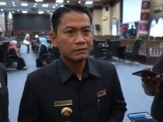 Wali Kota Banjarmasin Soroti Pemadaman Listrik Bergilir, Minta PLN Beri Penjelasan dan Imbau Warga Waspadai Korsleting Wali Kota Banjarmasin H. M. Yamin HR menyampaikan tanggapan terkait pemadaman listrik bergilir usai menghadiri Rapat Paripurna DPRD Kota Banjarmasin. Foto Dok Istimewa