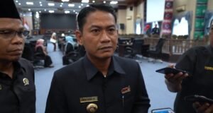Wali Kota Banjarmasin Soroti Pemadaman Listrik Bergilir, Minta PLN Beri Penjelasan dan Imbau Warga Waspadai Korsleting Wali Kota Banjarmasin H. M. Yamin HR menyampaikan tanggapan terkait pemadaman listrik bergilir usai menghadiri Rapat Paripurna DPRD Kota Banjarmasin. Foto Dok Istimewa