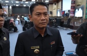 Wali Kota Banjarmasin Soroti Pemadaman Listrik Bergilir, Minta PLN Beri Penjelasan dan Imbau Warga Waspadai Korsleting Wali Kota Banjarmasin H. M. Yamin HR menyampaikan tanggapan terkait pemadaman listrik bergilir usai menghadiri Rapat Paripurna DPRD Kota Banjarmasin. Foto Dok Istimewa