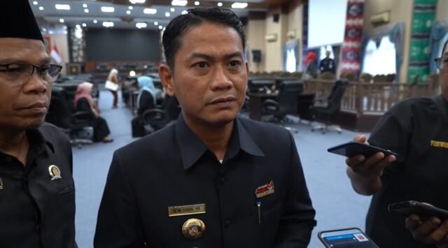Wali Kota Banjarmasin H. M. Yamin HR menyampaikan tanggapan terkait pemadaman listrik bergilir usai menghadiri Rapat Paripurna DPRD Kota Banjarmasin. Foto Dok Istimewa Wali Kota Banjarmasin H. M. Yamin HR menyampaikan tanggapan terkait pemadaman listrik bergilir usai menghadiri Rapat Paripurna DPRD Kota Banjarmasin. Foto Dok Istimewa