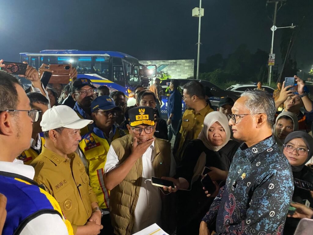 Menteri PU Doddy Hanggodo saat meninjau jalan Bojonegara, Kabupaten Serang pada Senin, 6 Juli 2026. (Andika/Bantenraya.com)
