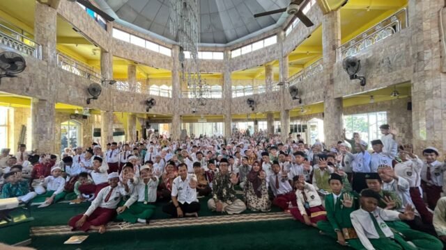 Peserta didik baru MTsN 2 Kota Banjarmasin mengikuti edukasi pencegahan perundungan (bullying) pada hari kedua MATAMUDA sebagai upaya menciptakan lingkungan madrasah yang aman, nyaman, dan ramah anak. Foto Dok Istimewa Peserta didik baru MTsN 2 Kota Banjarmasin mengikuti edukasi pencegahan perundungan (bullying) pada hari kedua MATAMUDA sebagai upaya menciptakan lingkungan madrasah yang aman, nyaman, dan ramah anak. Foto Dok Istimewa