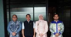 Pemkot Banjarmasin Kawal Tuntas Pemadaman Bergilir, Wakil Wali Kota dan Sekda Temui PLN Pusat Wakil Wali Kota Banjarmasin Hj Ananda dan Sekda Ichrom Muftezar bertemu jajaran PLN Pusat di Jakarta. Foto Dok Istimewa