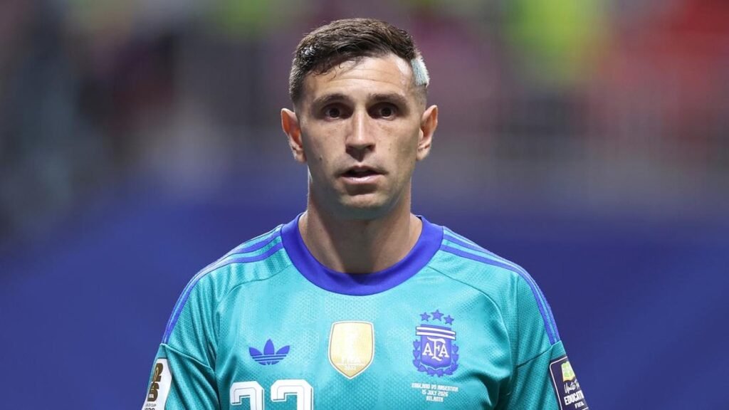Emiliano Martinez Berkali-kali Selamatkan Argentina